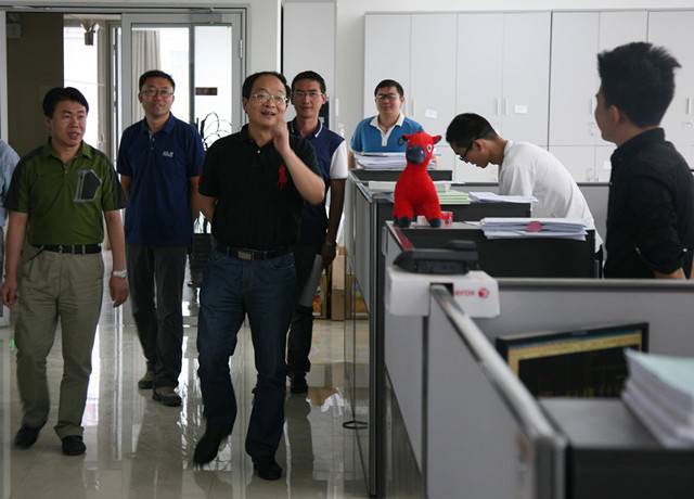 集團(tuán)領(lǐng)導(dǎo)蒞臨新疆事業(yè)部慰問干部員工