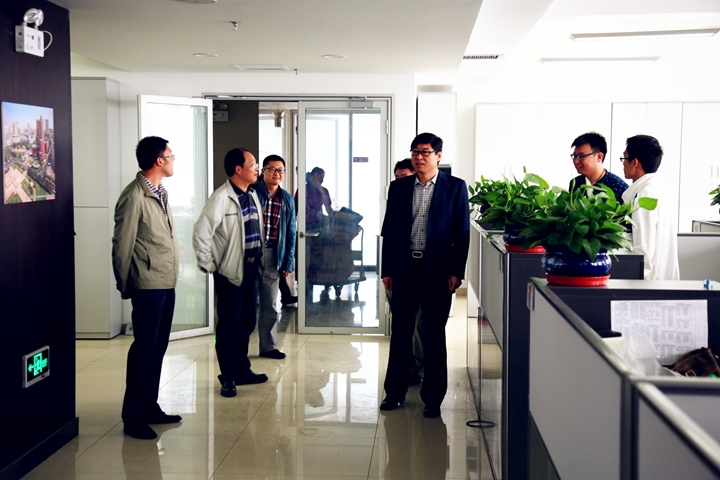 集團領(lǐng)導蒞臨新疆事業(yè)部慰問干部員工