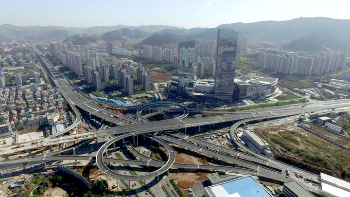 濟南市二環(huán)南路英雄山路以東路段高架路、地面道路通車