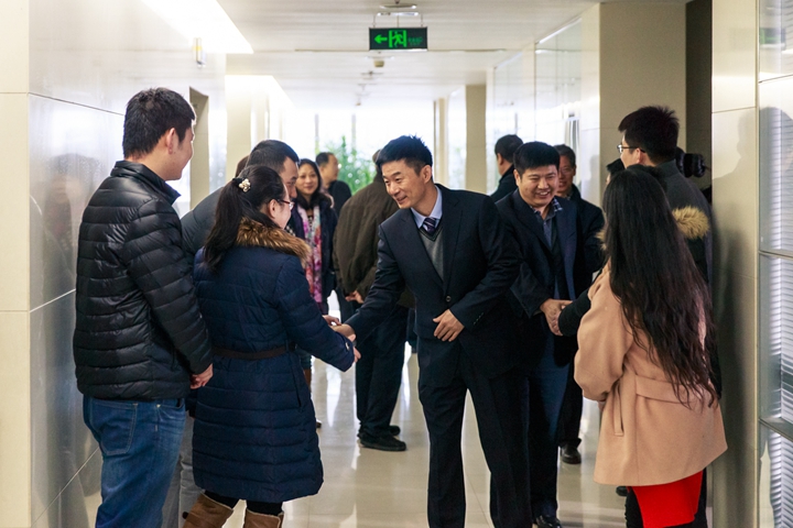 集團(tuán)領(lǐng)導(dǎo)班子向全體員工拜年