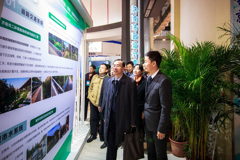 省住建廳及地市建設(shè)部門等領(lǐng)導(dǎo)蒞臨集團(tuán)展位參觀