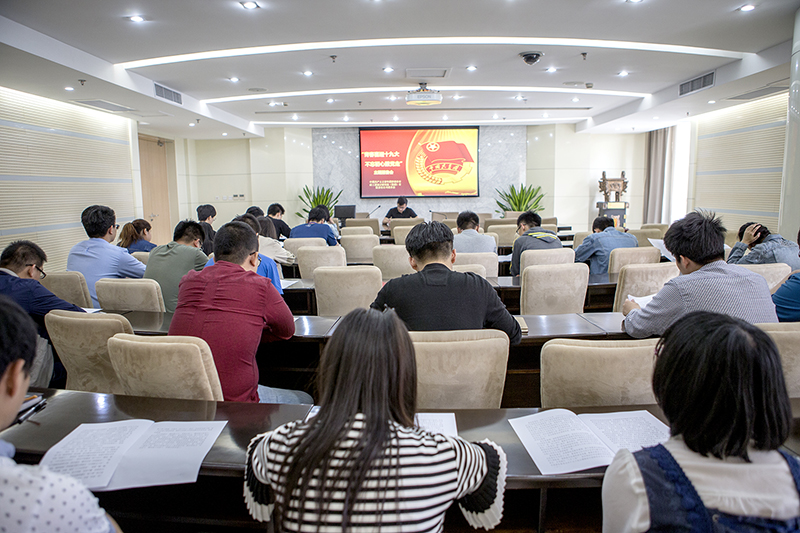 不忘初心跟黨走，爭(zhēng)做出彩濟(jì)南人